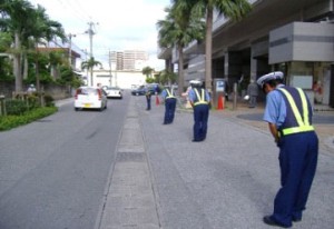 一斉に礼をする警備員